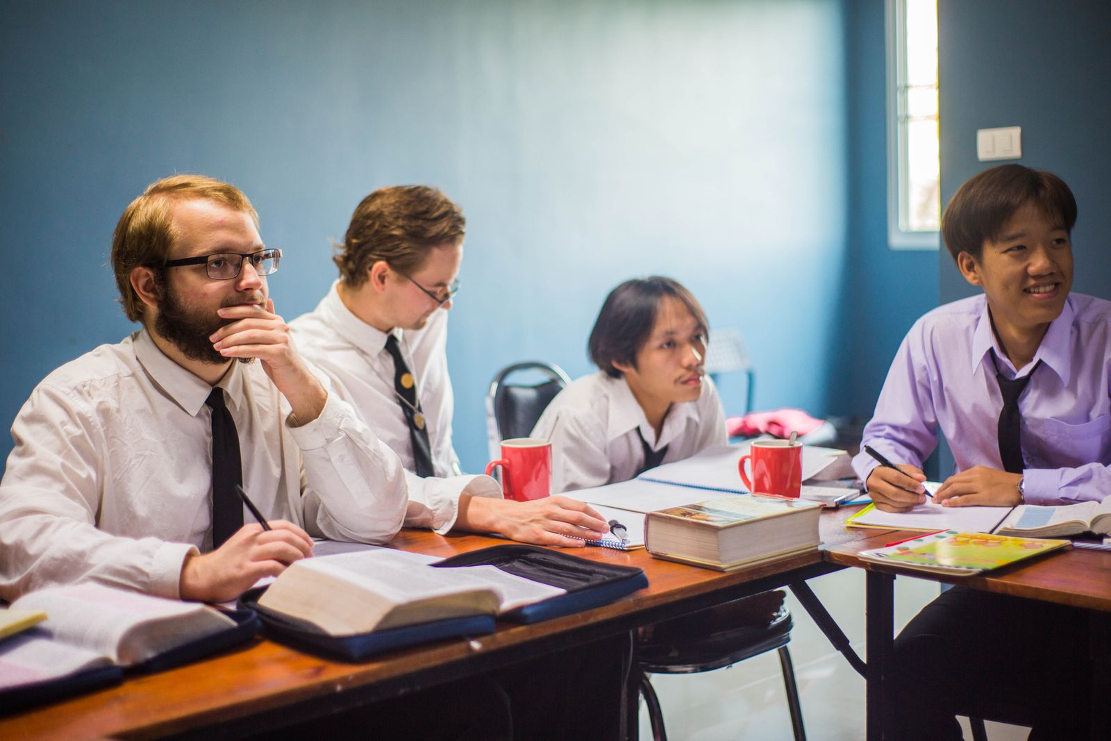 Docent in gesprek met leerlingen in de klas